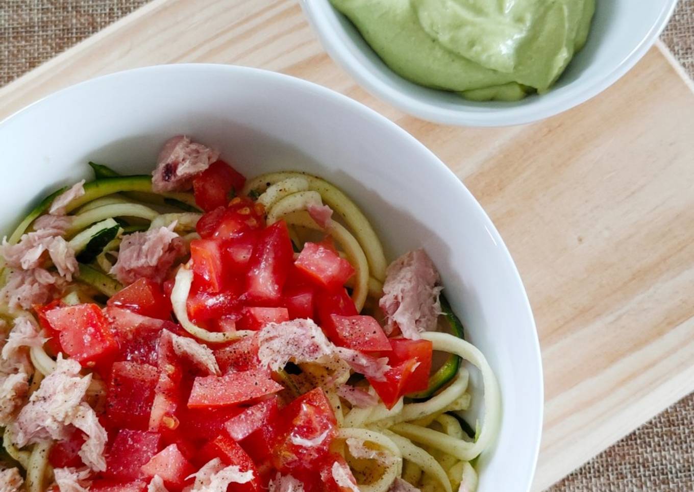 Spaguettis de calabacín con tomate y crema de aguacate