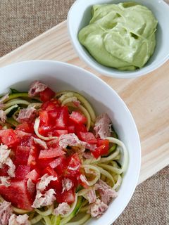 Una foto de Spaguettis de calabacín con tomate y crema de aguacate