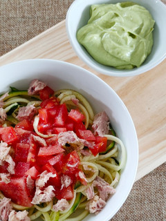 Una foto de Spaguettis de calabacín con tomate y crema de aguacate