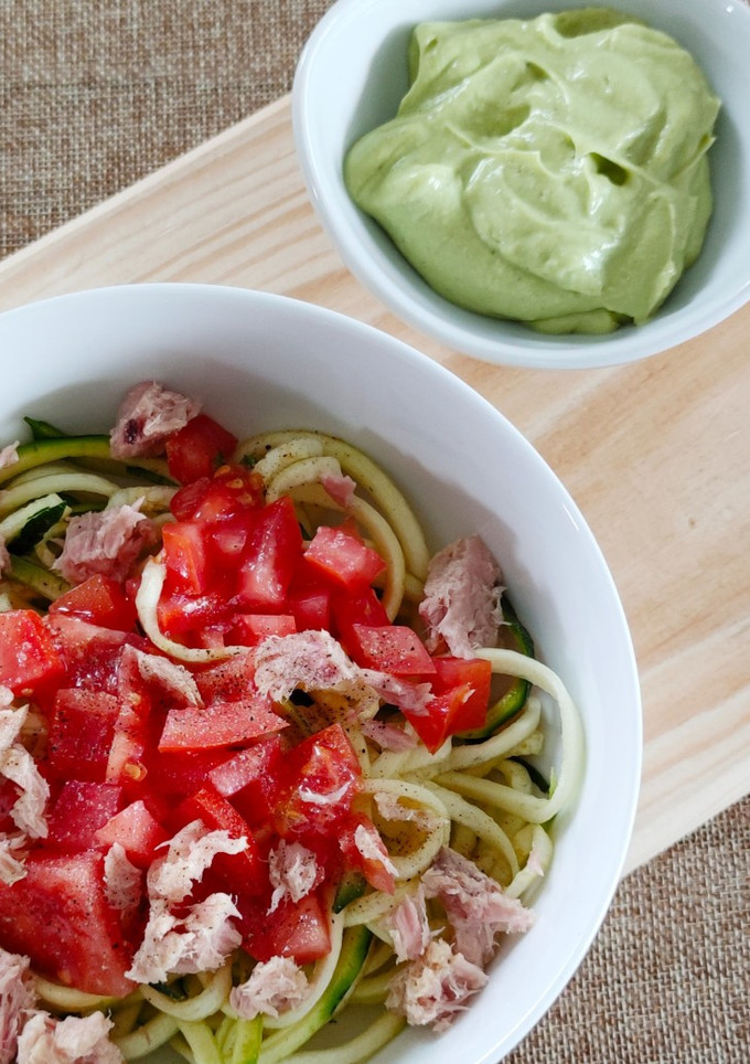 Una foto de Spaguettis de calabacín con tomate y crema de aguacate