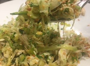 Una foto de 🥗 Ensalada de pollo con noodles de zucchini 🐔