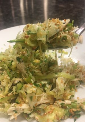 Una foto de 🥗 Ensalada de pollo con noodles de zucchini 🐔