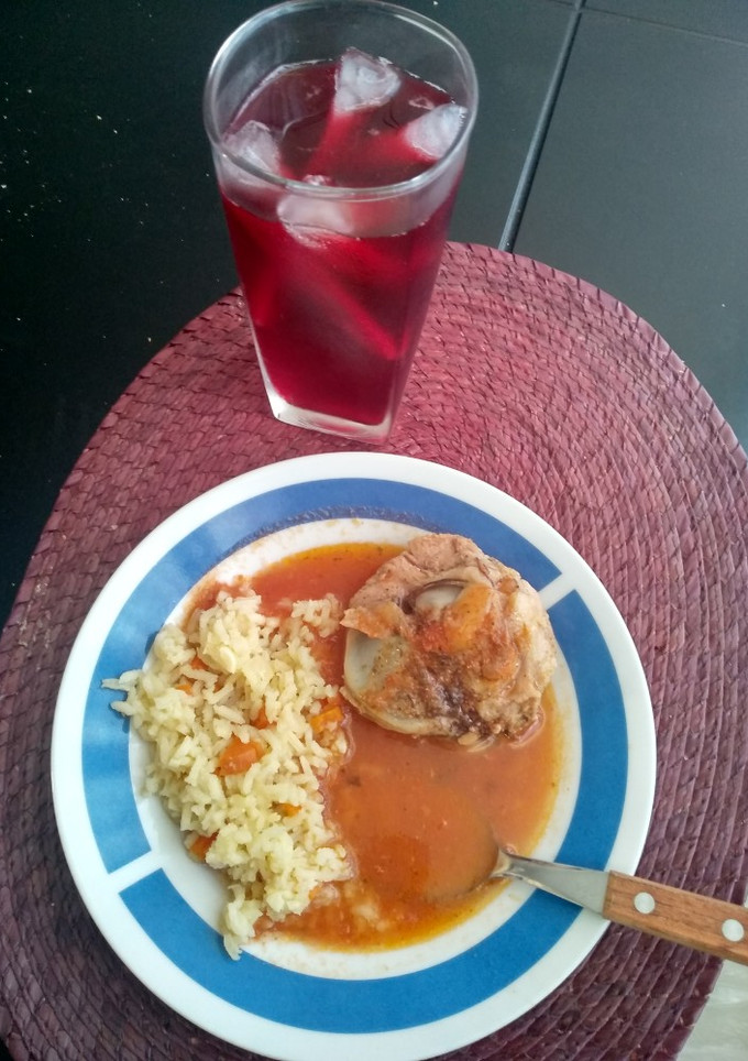 Una foto de Chamorro de cerdo en caldo