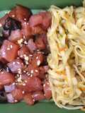 Lunch box con tartare di tonno e tagliatelle di riso