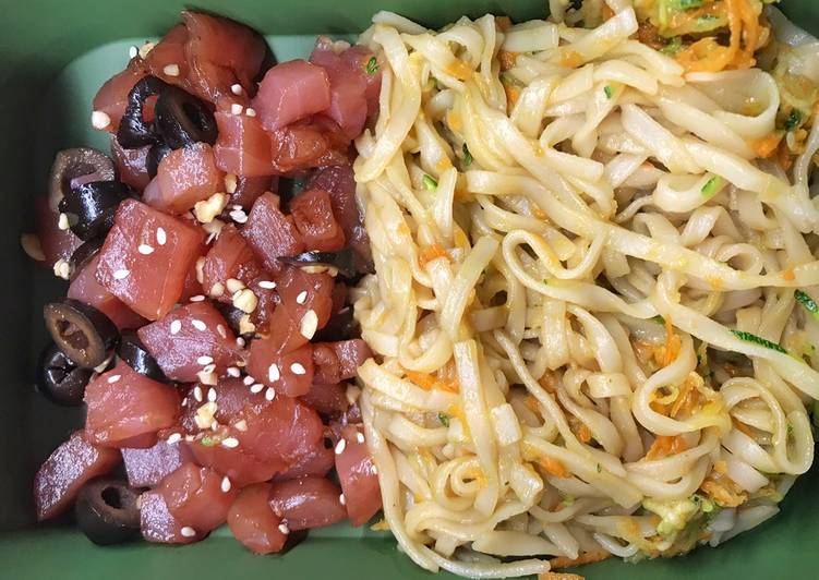 Lunch box con tartare di tonno e tagliatelle di riso