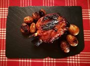 Una foto de codillo al horno con cerveza