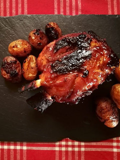 Una foto de Codillo al horno glaseado con cerveza