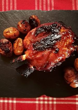 Una foto de Codillo al horno glaseado con cerveza