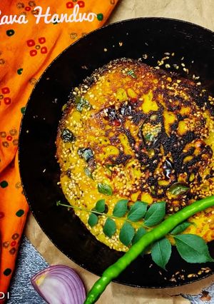 વેજી રવા હાંડવો (Veggie Rava Handvo Recipe In Gujarati) રેસીપી મુખ્ય ફોટો