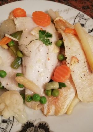 Una foto de Merluza con menestra de verduras