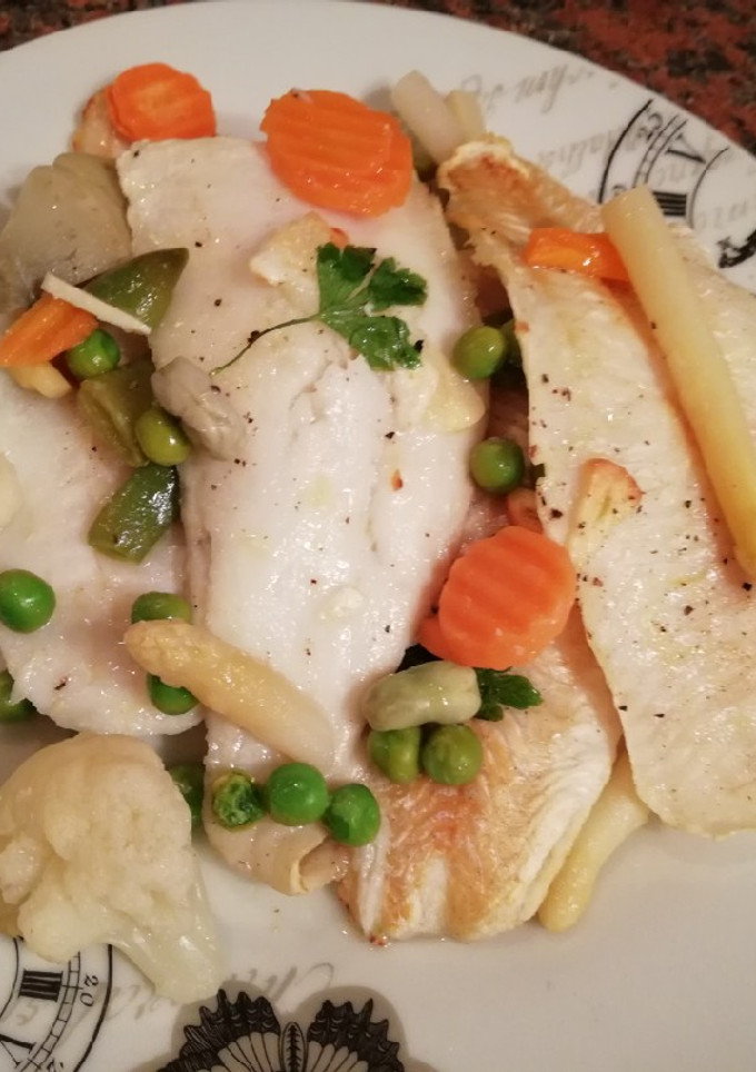 Una foto de Merluza con menestra de verduras