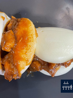 Una foto de Panes bao rellenos de pollo en salsa de Cola-Cola en olla GM