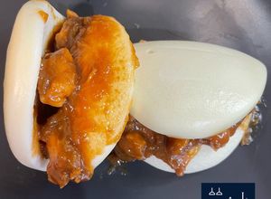 Foto principal de Panes bao rellenos de pollo en salsa de Cola-Cola en olla GM