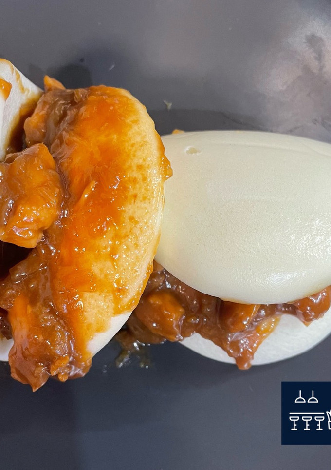 Una foto de Panes bao rellenos de pollo en salsa de Cola-Cola en olla GM