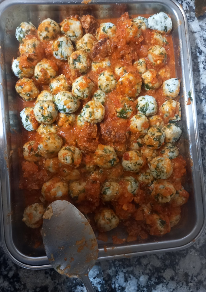 Una foto de Malfatti con Salsa de Tomate Casera y Hamburguesa