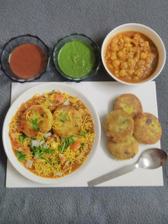 છોલે ટિક્કી ચાટ. (Chhole Tikki Chat Recipe In Gujarati) રેસીપી મુખ્ય ફોટો