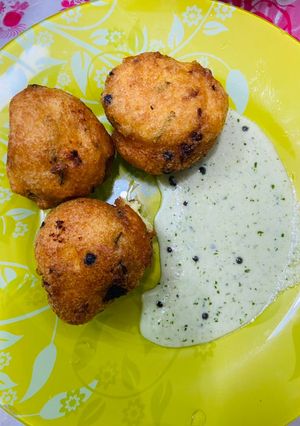 A picture of Urad dal bonda.