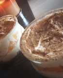 Vasitos de Frosting de Mascarpone con Melocotón, Paraguayas y Galletas al Café con Ron