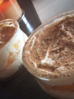 Una foto de Vasitos de Frosting de Mascarpone con Melocotón, Paraguayas y Galletas al Café con Ron