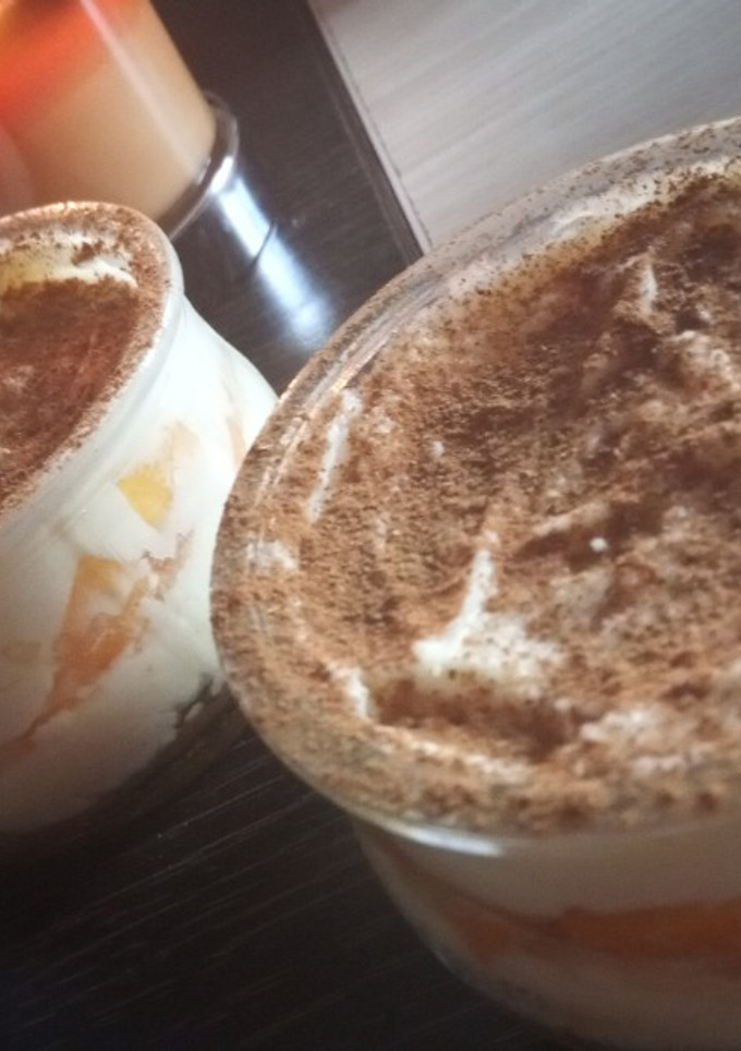 Una foto de Vasitos de Frosting de Mascarpone con Melocotón, Paraguayas y Galletas al Café con Ron