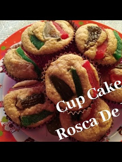 Una foto de Rosca de Reyes en cupcake