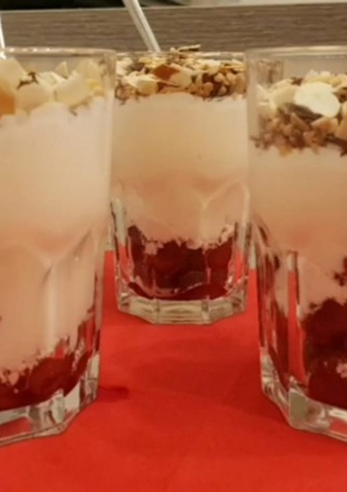 Una foto de Postre sorpresa de cerezas