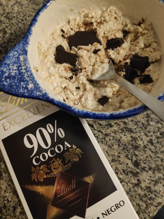 Una foto de Avena con yogur y cacao