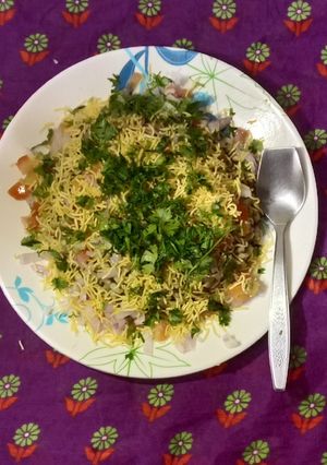 कुरकुरे ओली भेळ (kurkure oli bhel recipe in marathi) रेसिपी चे मुख्य फोटो