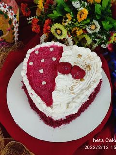 રેડ વેલ્વેટ કેક (Red Velvet Cake Recipe In Gujarati) રેસીપી મુખ્ય ફોટો
