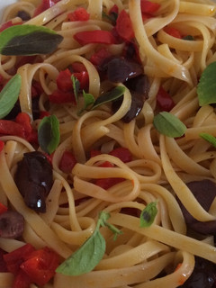 Una foto de Fetuccini peperone e olive (facilísimo y delicioso)