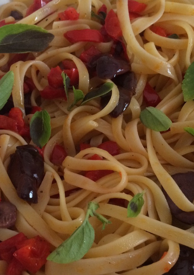 Una foto de Fetuccini peperone e olive (facilísimo y delicioso)