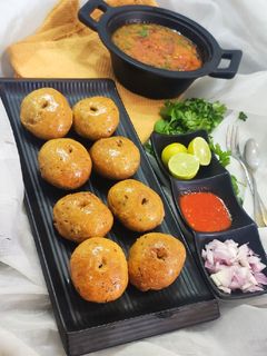 दाल बाफला (Dal Bafla Recipe in Hindi) रेसिपी मुख्य फोटो