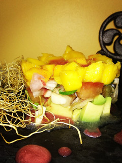 Una foto de Tartar de mango con vinagreta de arándanos