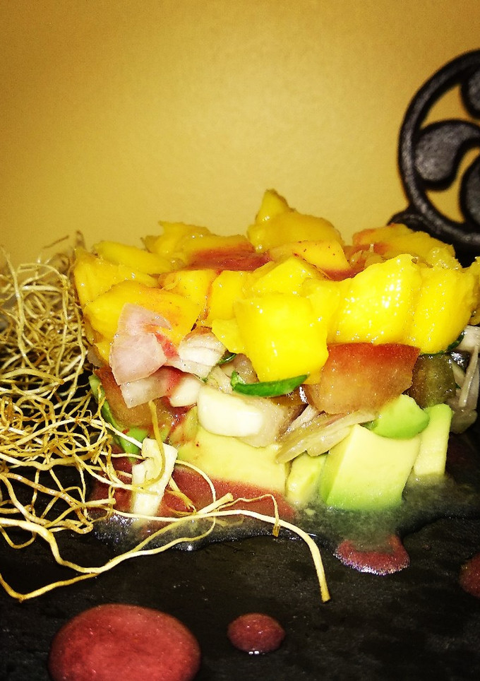 Una foto de Tartar de mango con vinagreta de arándanos