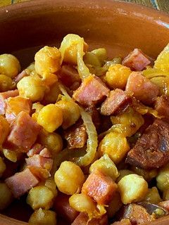 Una foto de Garbanzos fritos con chorizo