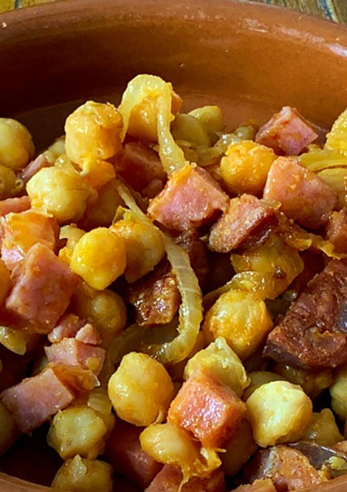 Una foto de Garbanzos fritos con chorizo