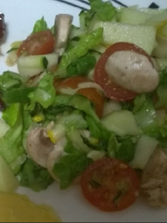 Una foto de Ensalada de vegetales con manzana verde y champiñones