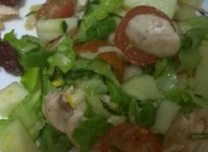 Una foto de Ensalada de vegetales con manzana verde y champiñones