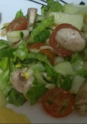 Una foto de Ensalada de vegetales con manzana verde y champiñones