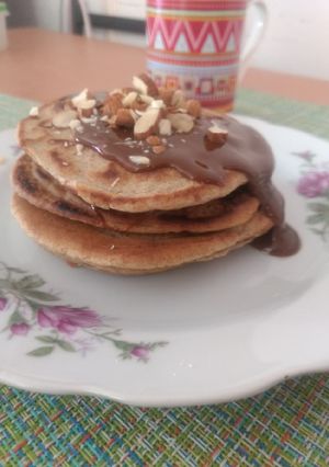 Una foto de Pancakes integrales con mantequilla de maní, sin huevo