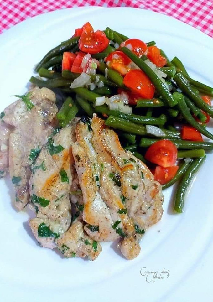 Una foto de Filetes de muslos de pollo al biryani con judías verdes