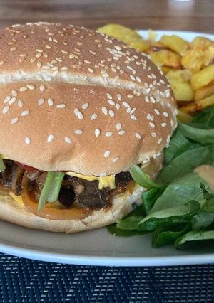 Une photo de Burger végétalien façon « Pulled Pork » aux écorces de bananes