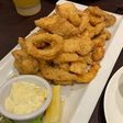 Cebollas y pollo frito