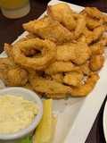 Cebollas y pollo frito