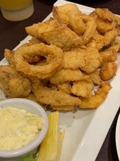Una foto de Cebollas y pollo frito