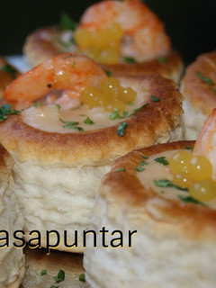 Una foto de Volovanes rellenos de langostinos al ajillo