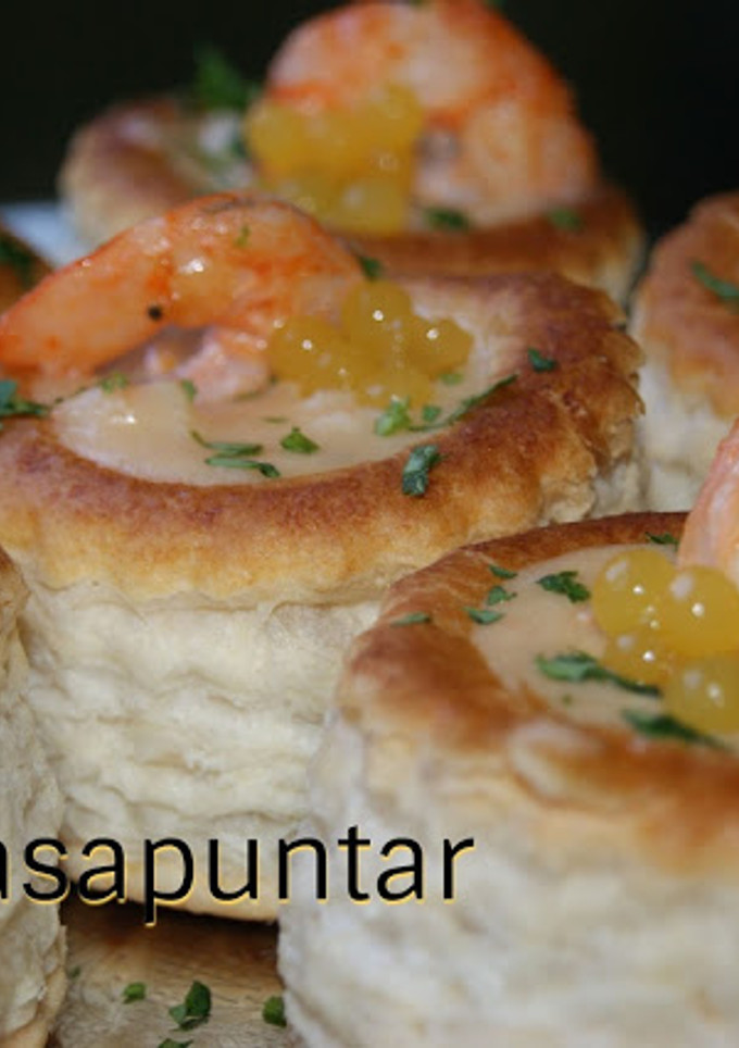 Una foto de Volovanes rellenos de langostinos al ajillo