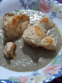 Una foto de Pollo con salsa cremosa de champiñones