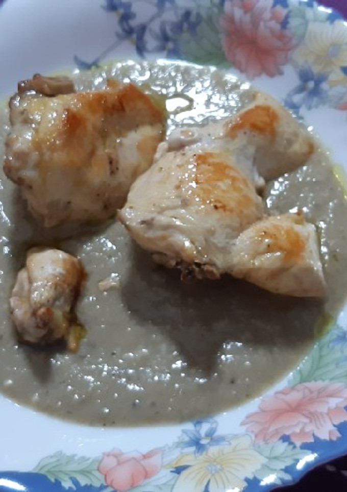 Una foto de Pollo con salsa cremosa de champiñones