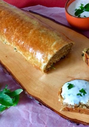 O poză a rețetei Ruladă în aluat de foietaj cu spanac, carne tocată și cușcuș.